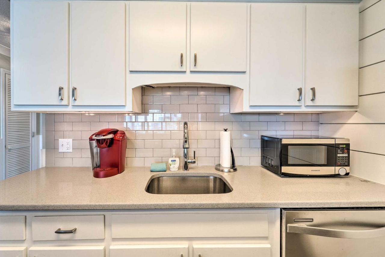 Bright Carolina Beach Condo - Walk To Shore! Extérieur photo